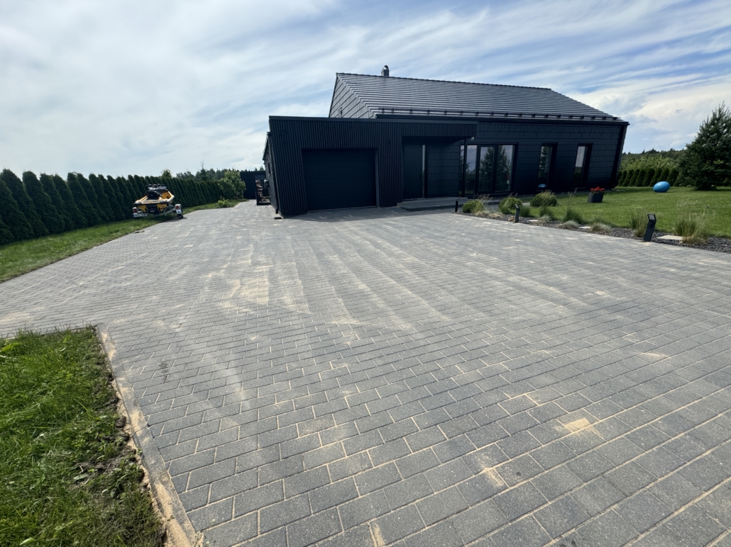 The post Tänavakivi puhastus – kuidas seda õigesti teha ja miks tellida töö professionaalidelt? appeared first on Survepesu Poisid.